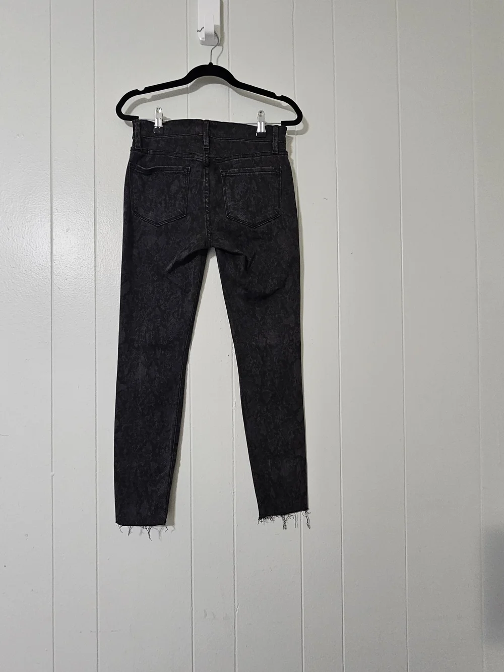FRAME Le Skinny de Jeanne Python Print Jeans Gray Raw Hem Women's Size 27 EUC - Picture 3 of 11